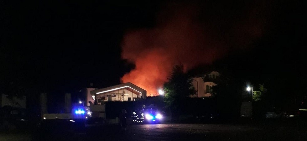 Legnaia in fiamme, si temeva che l'incendio potesse raggiungere le abitazioni vicine